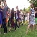 В Москве прошёл флешмоб «Танцы на траве» В Москве прошёл флешмоб «Танцы на траве»